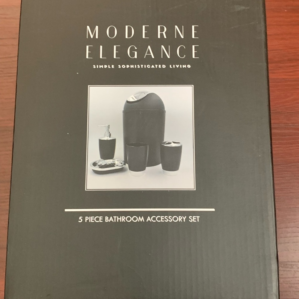 I’m selling a black bathroom set.